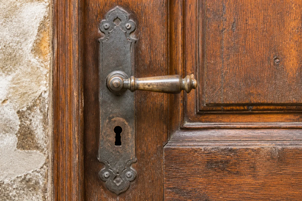 serrure porte d'entrée ancienne